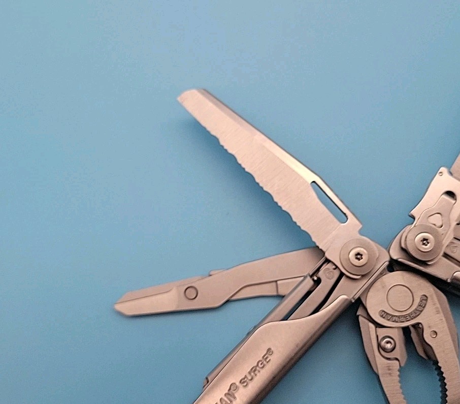 Leatherman Surge Multi-Tool w/ Sheath – Dated 1217 – Silver – Pliers, Knife