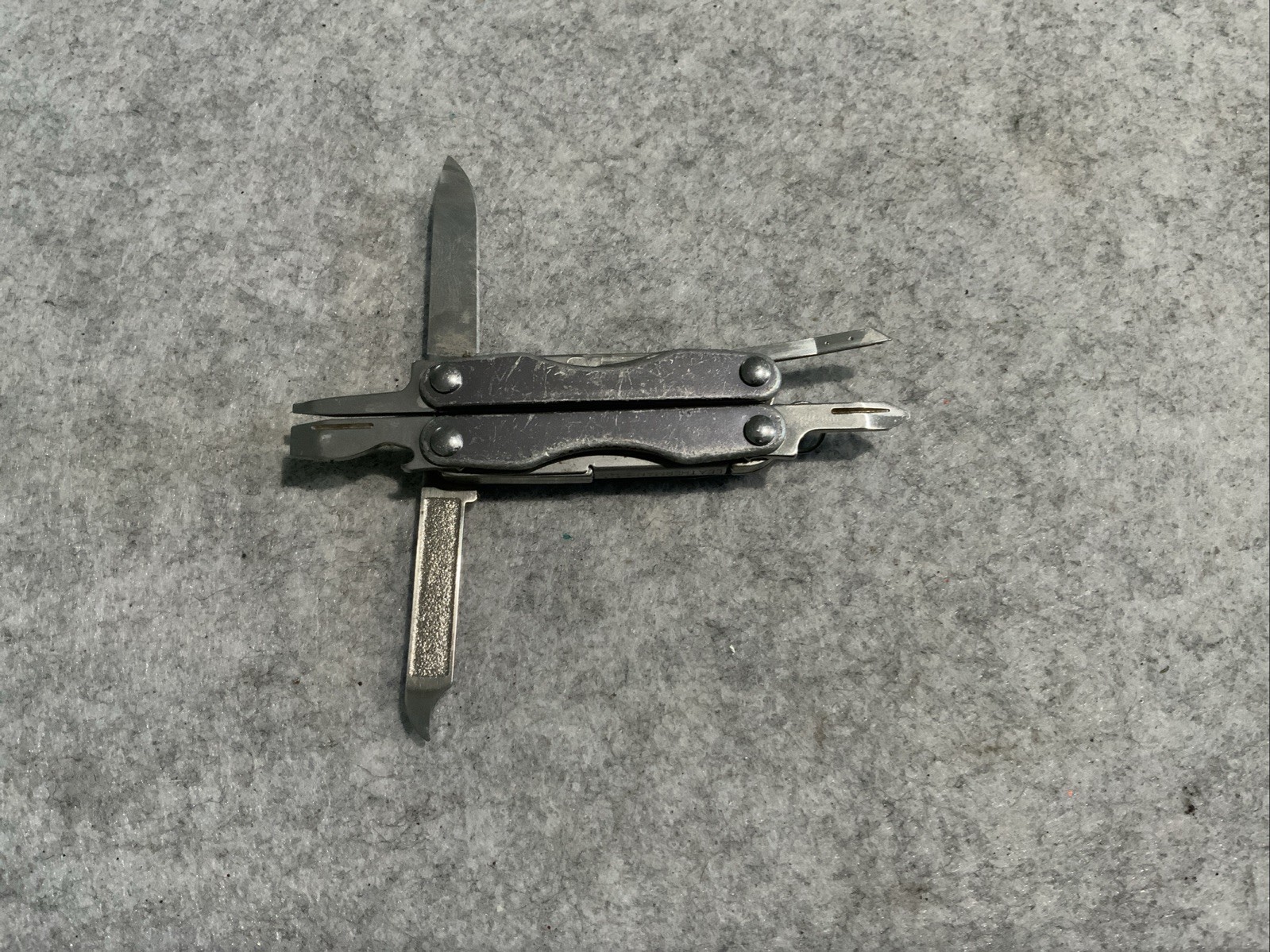 Leatherman Squirt S4 Gray Knife Scissors File Wear On Handles