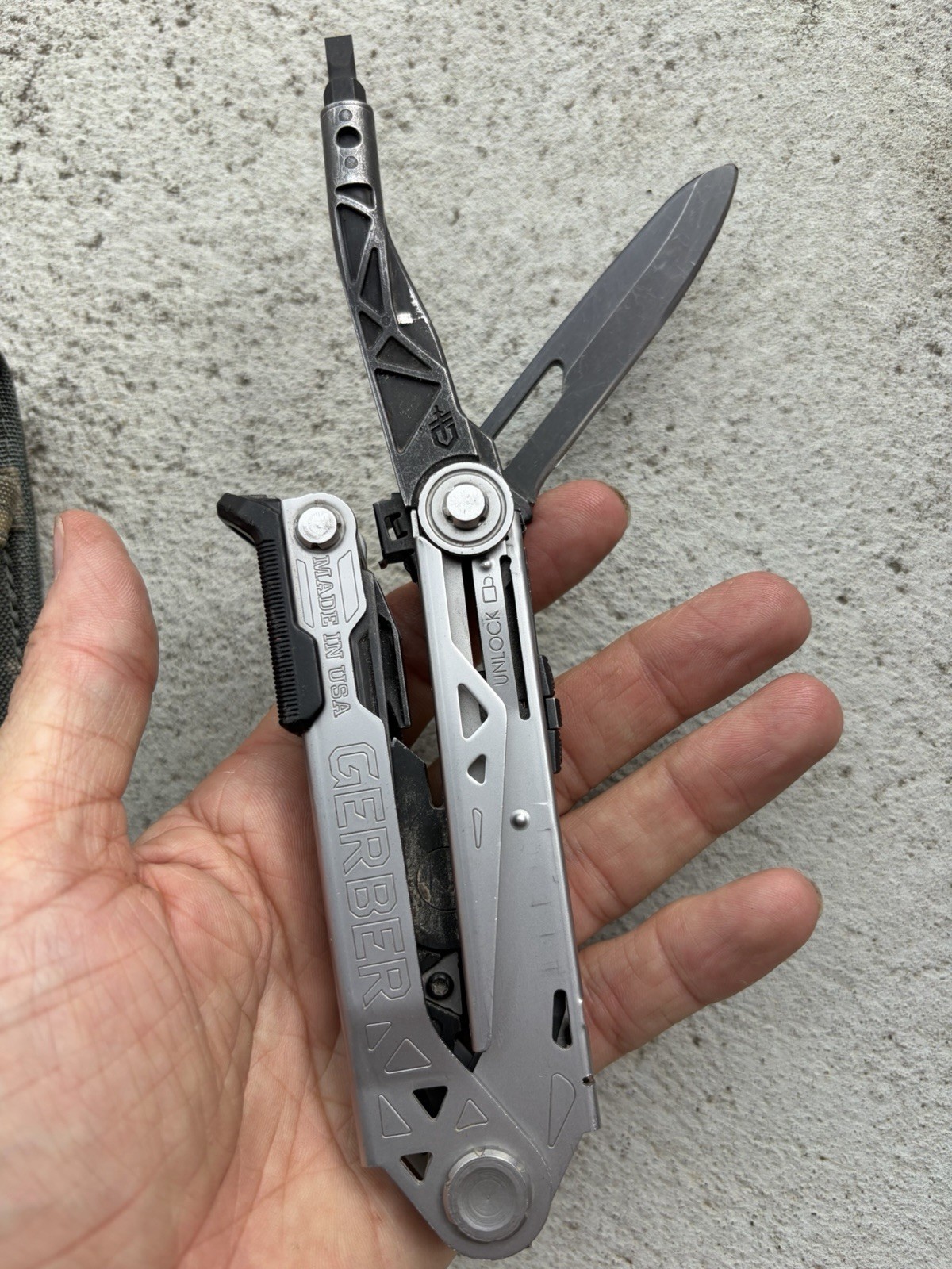 GERBER CENTER DRIVE SILVER/BLACK MULTI-TOOL W/MOLLE SHEATH, GOOD, NO EXTRA BITS!