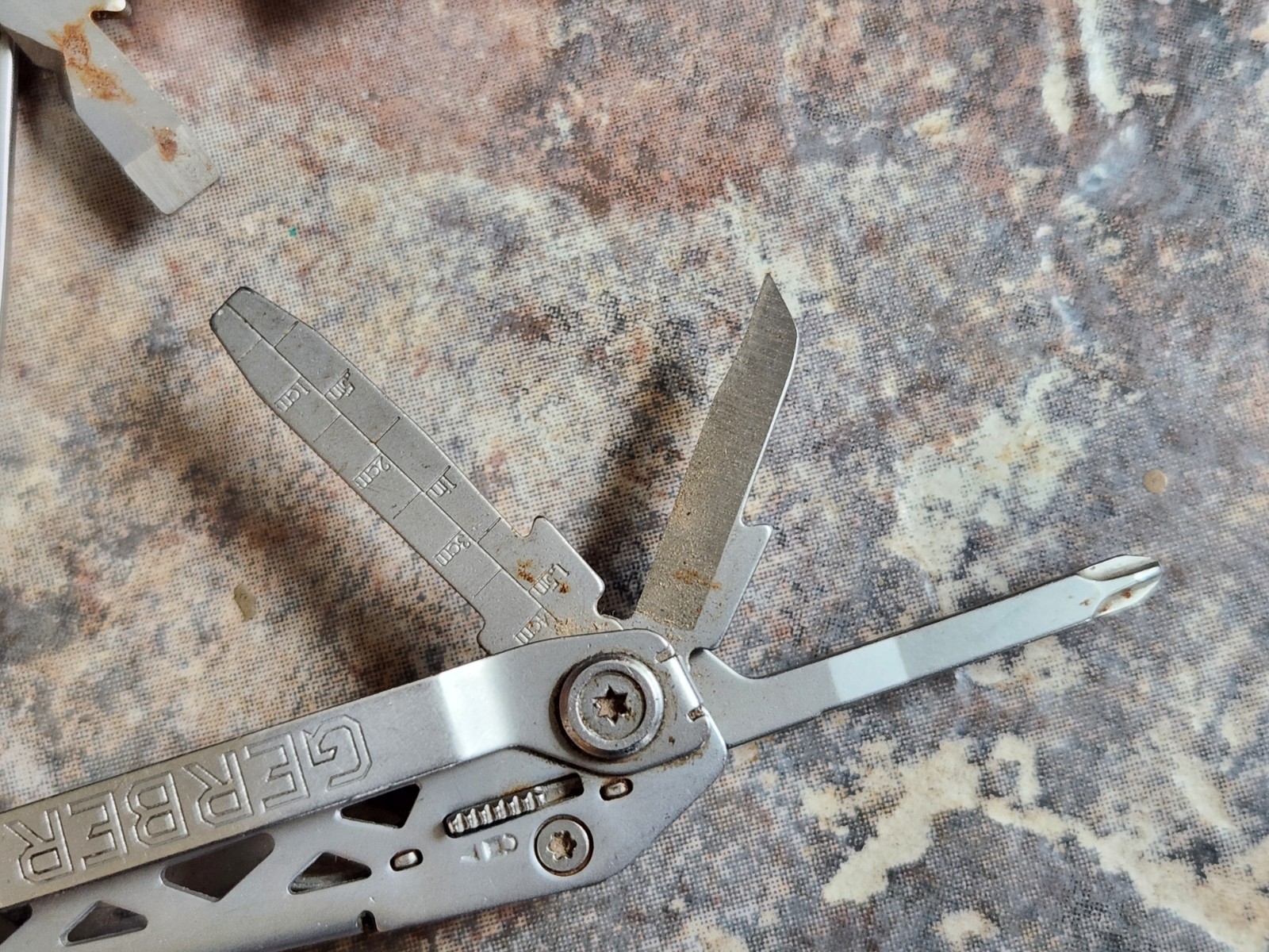 Gerber Suspension NXT 15-in-1 Pocket Multi-Tool Knife Pliers Screwdriver Cutters