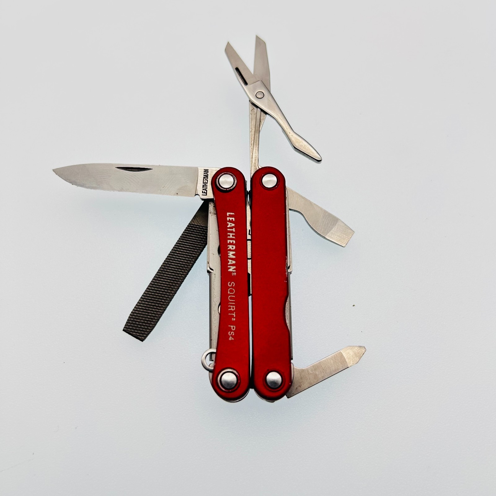 Leatherman Squirt PS4 RED – 8-in-1 Keychain Multi-Tool Discontinued (CODE15)