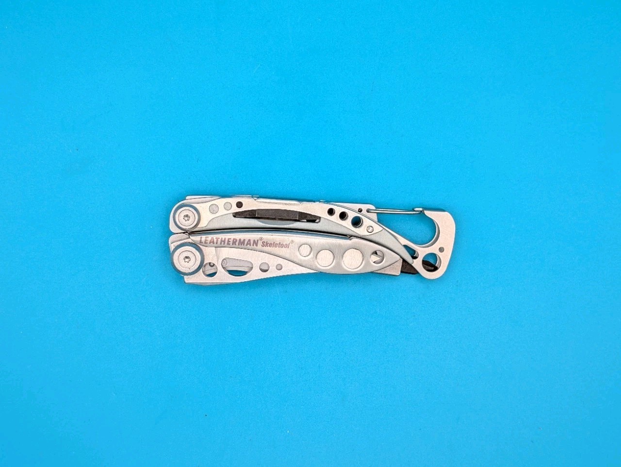 LEATHERMAN Skeletool Multi Tool – Combo Edge Blade Knife Pliers Carabiner!!!