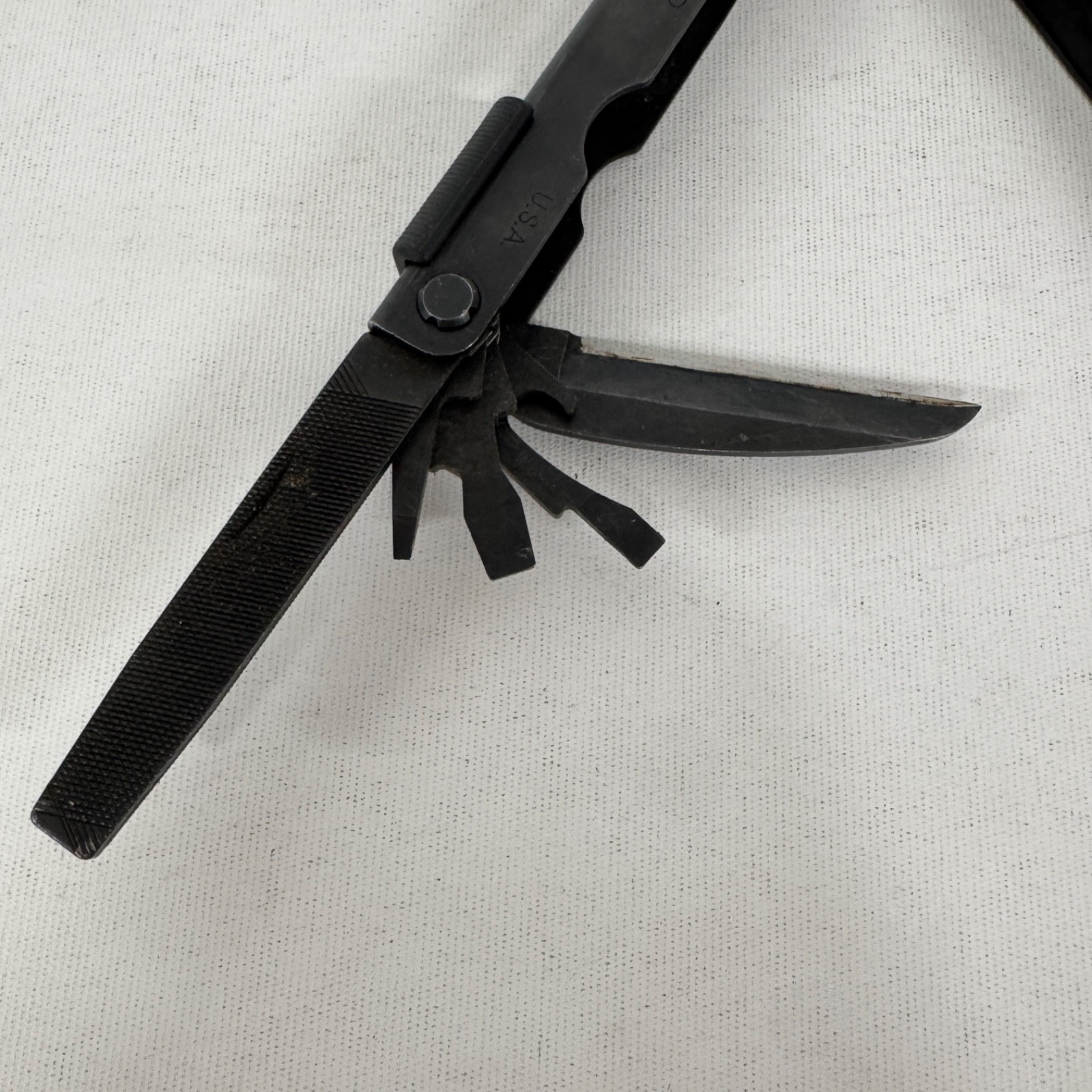 Gerber MP600 Multi-Tool Multi-Plier Carbide Cutters Needle Nose Black w/ Sheath