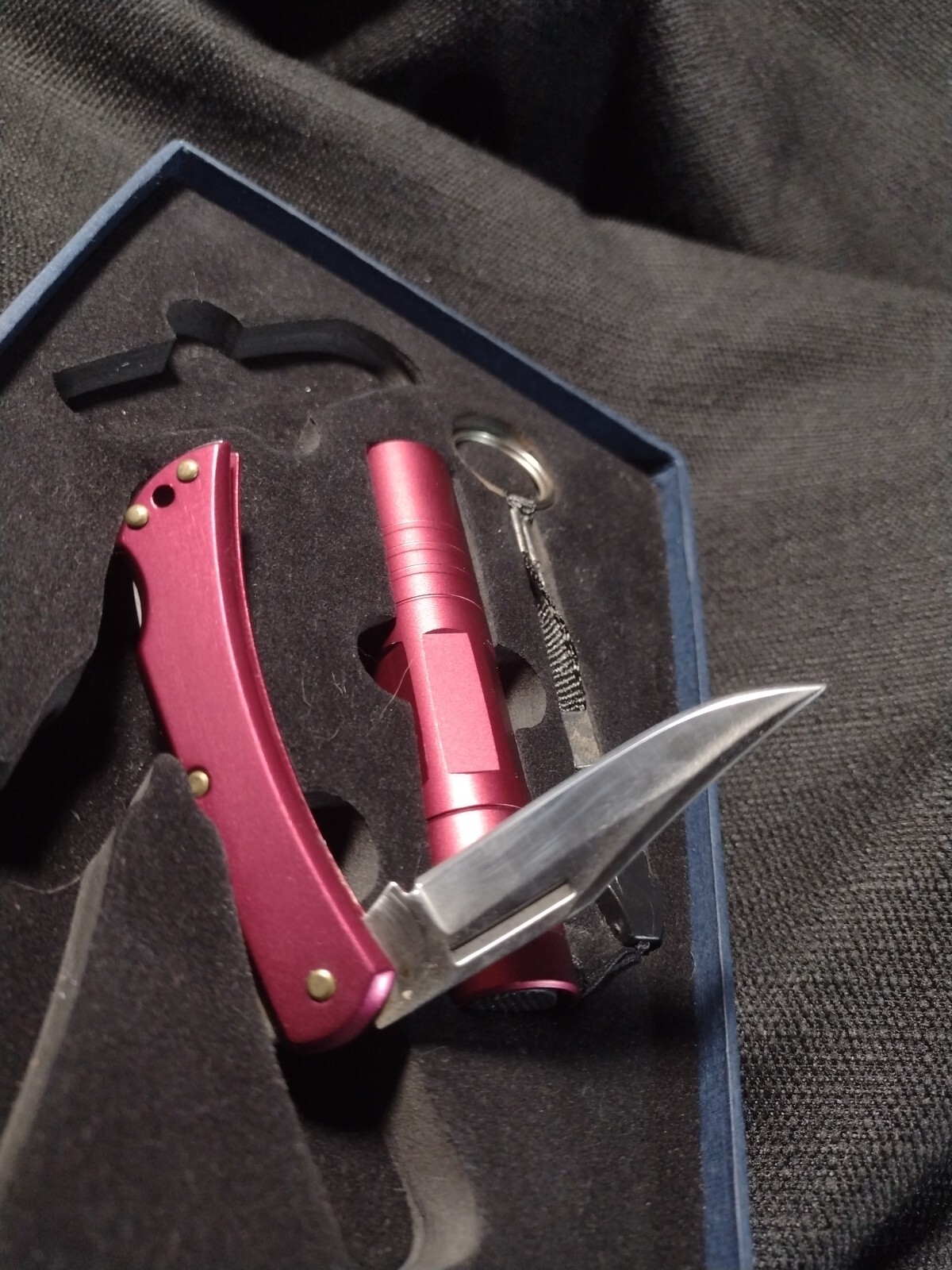Pink Multi Tool Gift Kit With Flashlight And Knife!! – Vibrant pink – Old Stock!