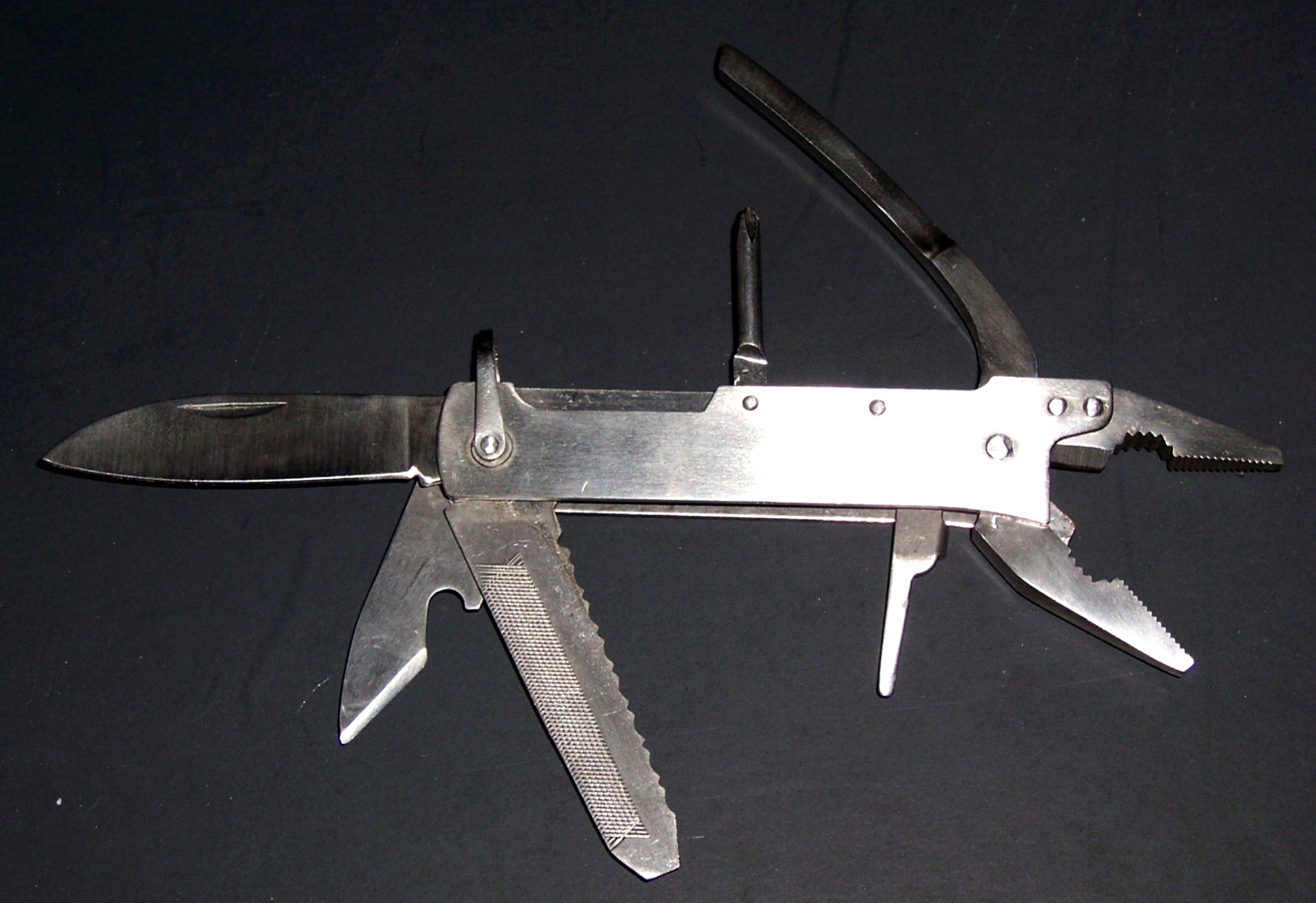 Multi-Tool – 10 in One – 5 3/4″ – with Case – Stainless