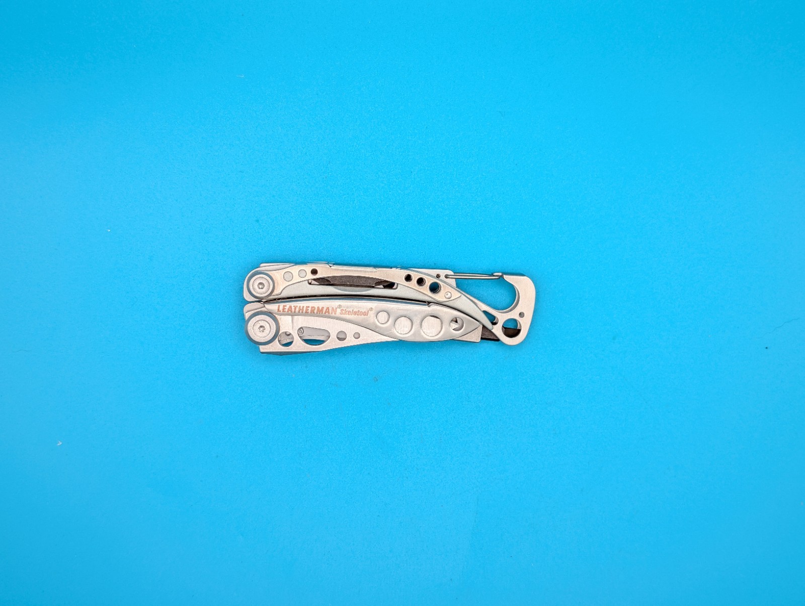 LEATHERMAN Skeletool Multi Tool – Combo Edge Blade Knife Pliers Carabiner!!!