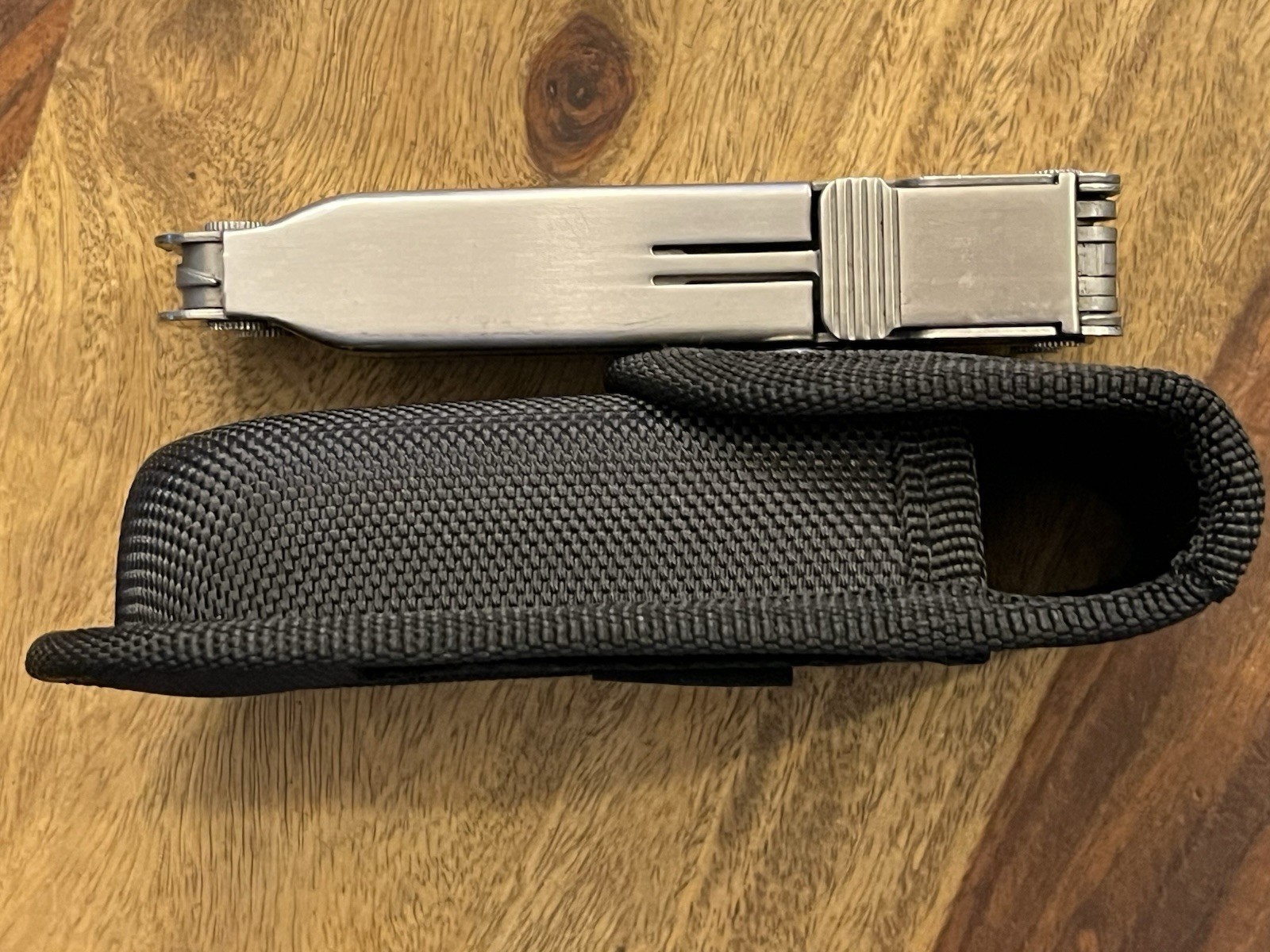 Leatherman Super Tool 300 Multitool w/Beautiful Sheath