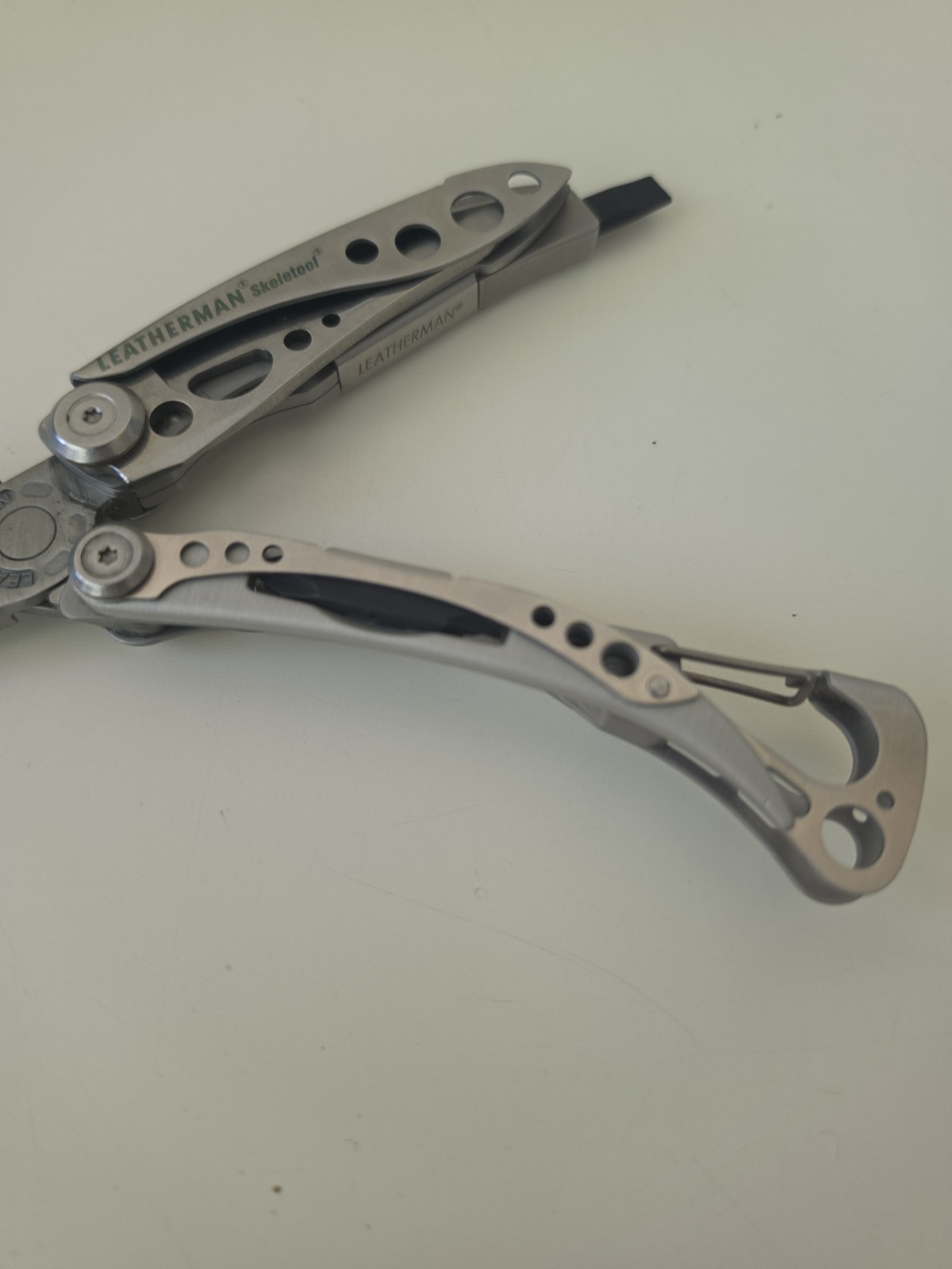 LEATHERMAN Skeletool Multi Tool – Combo Edge Blade Knife Pliers Carabiner
