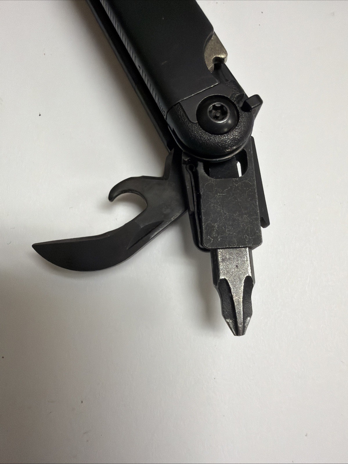 Leatherman Wave+ Plus 18-In-1 Black Oxide Multi-Tool Pliers 1-hand open w Sheath