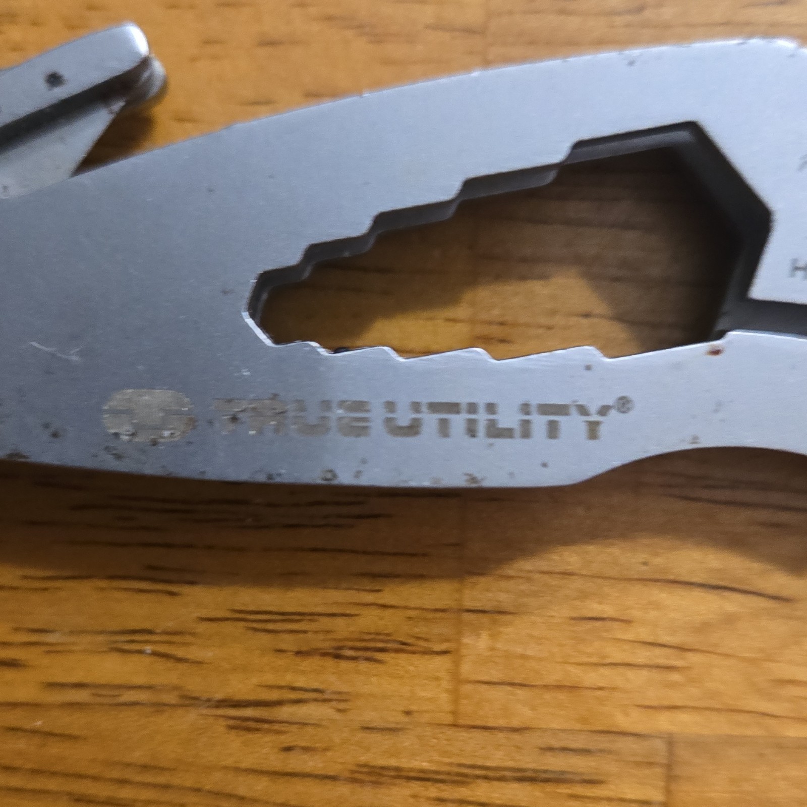 True Utility HL2WH Stainless Steel 7-in-1 Multi-Tool Knife Carabiner Silver