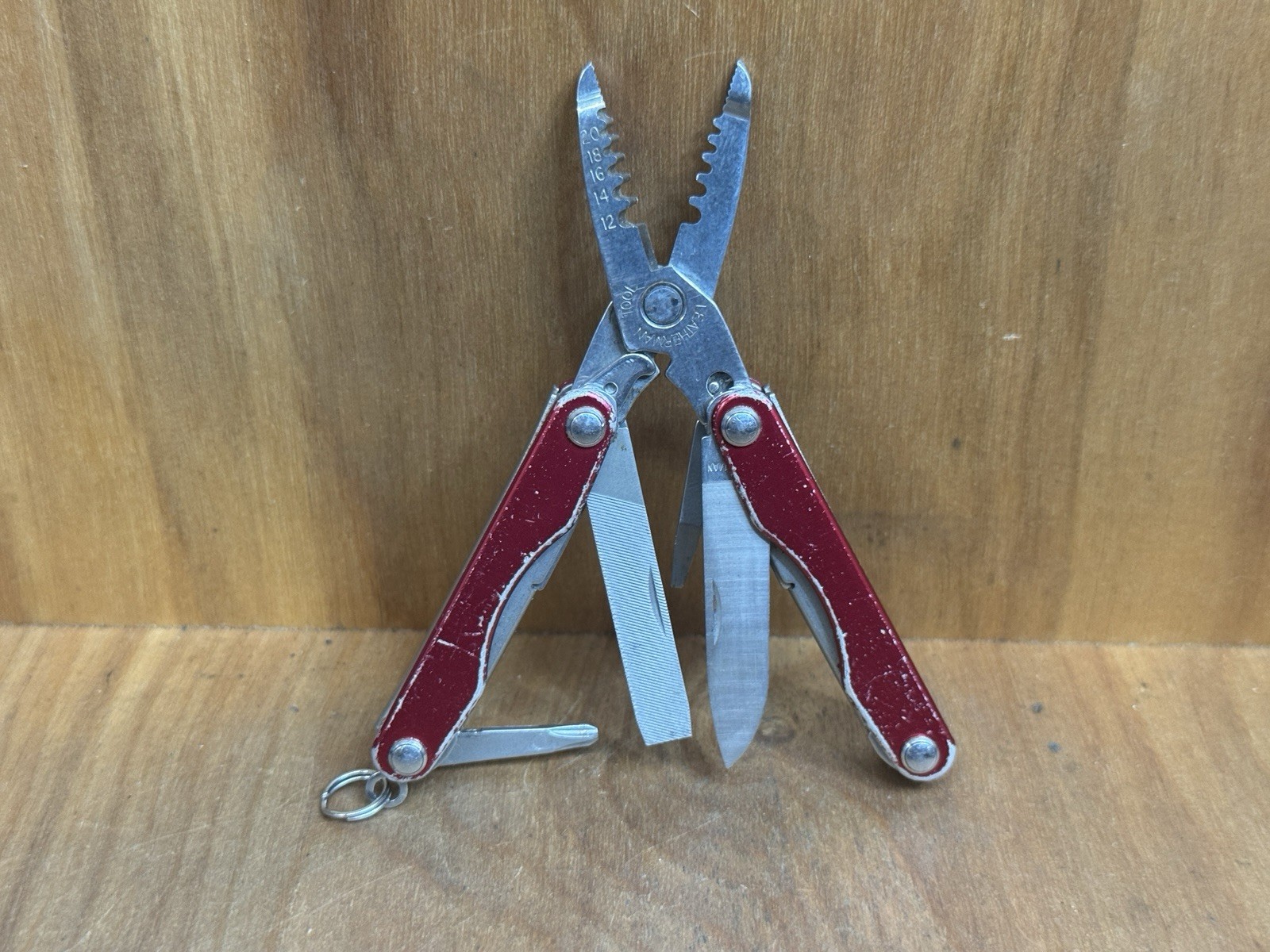 LEATHERMAN Squirt E4 Red Radio Shack Electrical Rare Limited Edition USA GREAT!