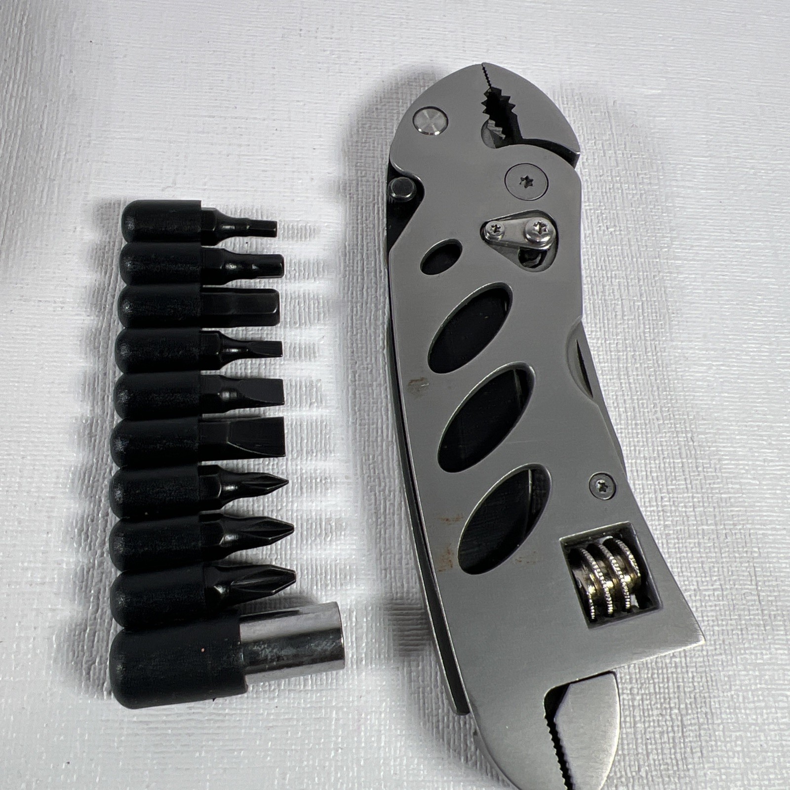 Multitool Wrench With 7 Tools/Pliers/Wire Cutter/Flat Screwdriver/Phillips Sc