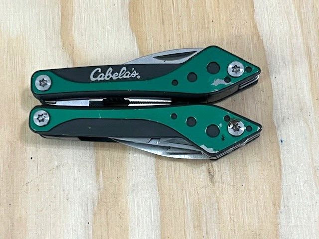 Cabela’s Multi-tool GREEN / Pliers / WIRE Strippers / Knife / Screwdriver / Saw