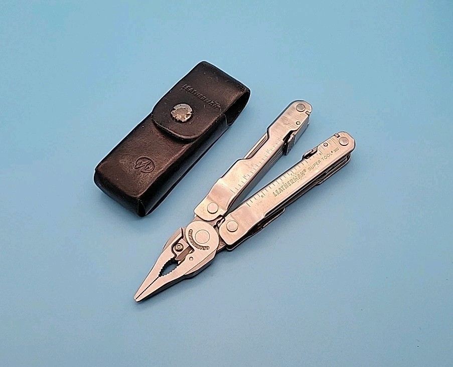 Leatherman Super Tool 300 Multi Tool w/ Sheath – Dated 2018 – Pliers, Knife, Saw