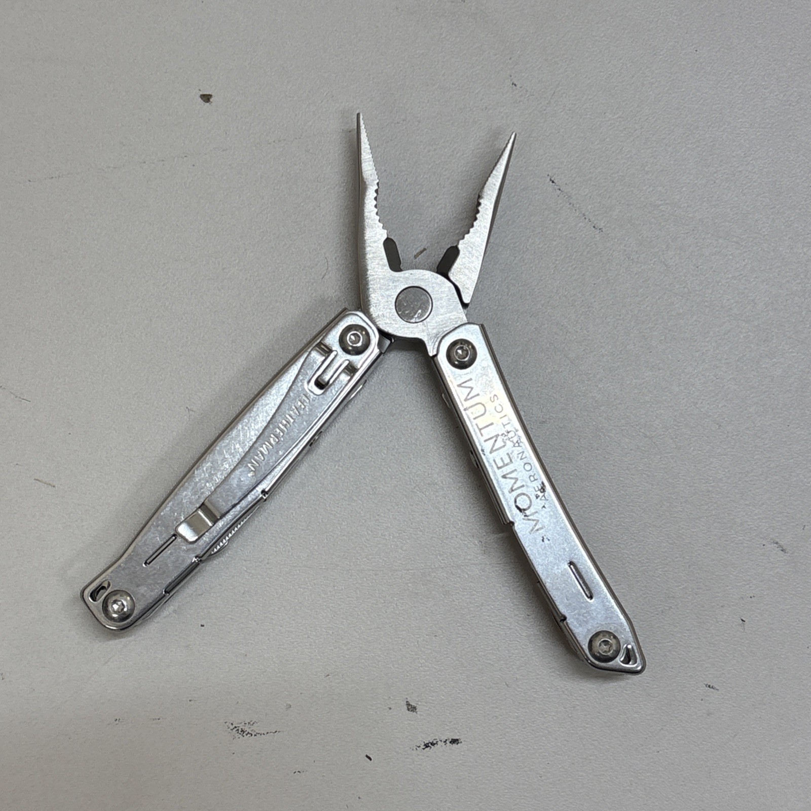 Leatherman Wingman Multitool with 14 tools Needle Nose pliers, wire cutter (030)