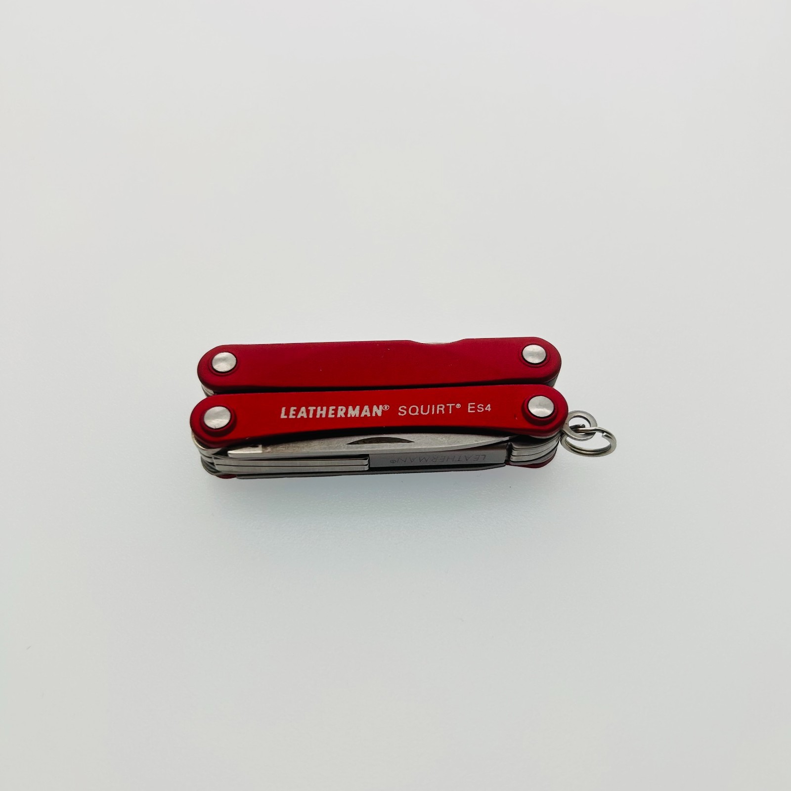 Leatherman Squirt ES4 RED – 8-in-1 Keychain Multi-Tool Discontinued (CODE10)