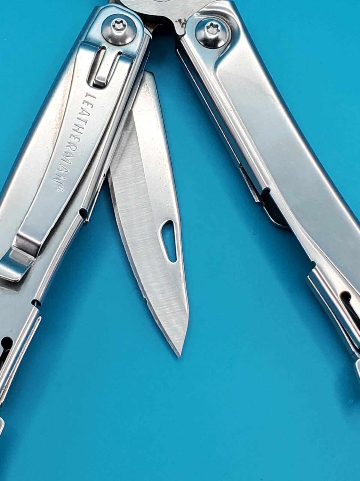 Leatherman Rev 3.8″ Multi-Tool, Stainless! *MINOR RUST ON ITEM*