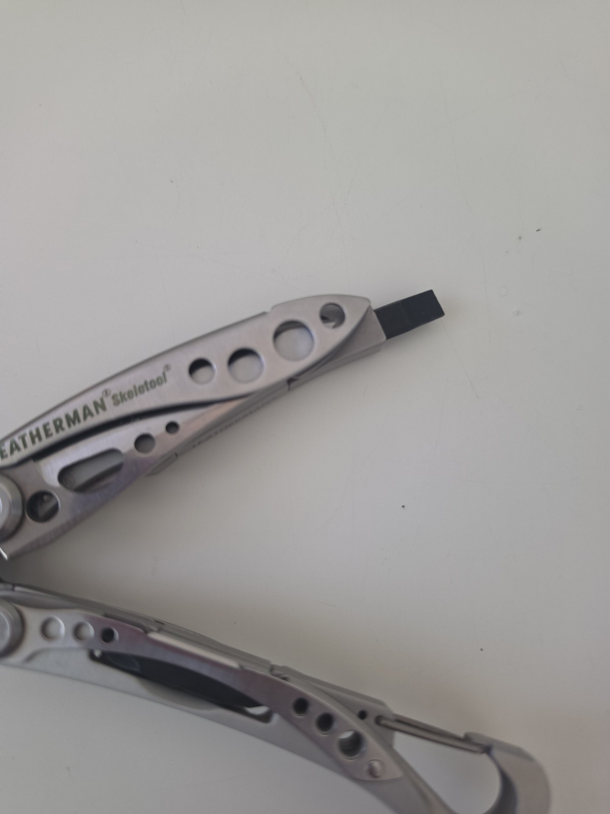 LEATHERMAN Skeletool Multi Tool – Combo Edge Blade Knife Pliers Carabiner