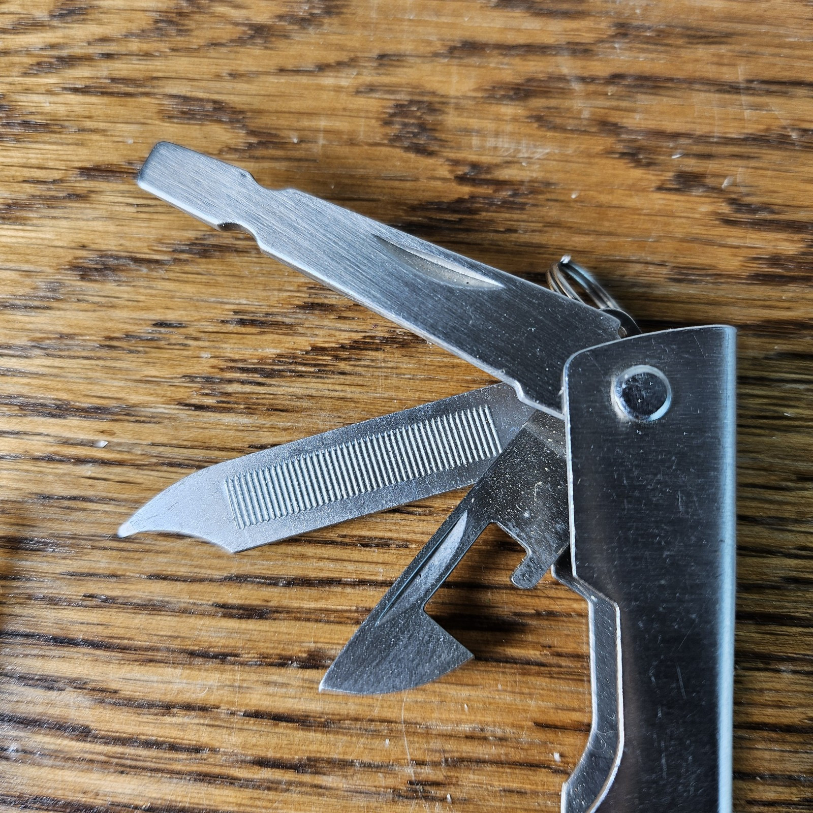 Pocket Size Multi-Tool (8) with Philipps and Flat Head Screwdriver, Saw and More
