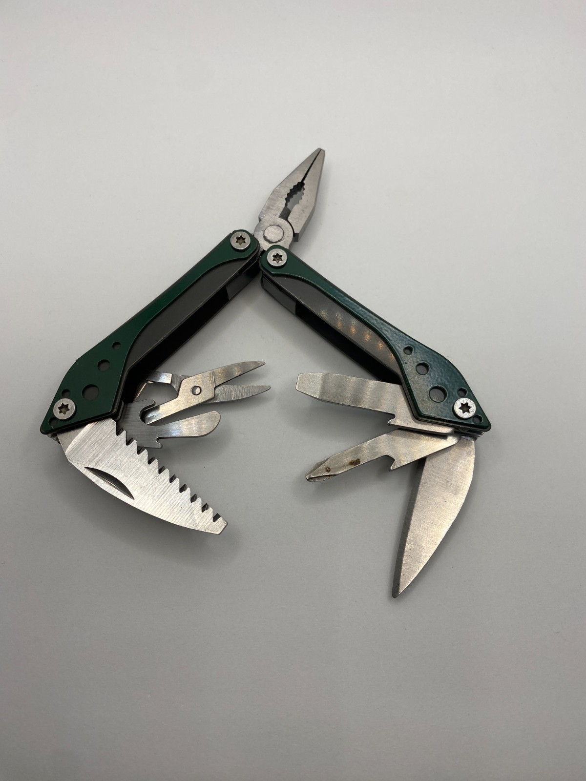 Cabela’s Multitool – Dark Green with Pliers + Scissors – 7 tool multitool