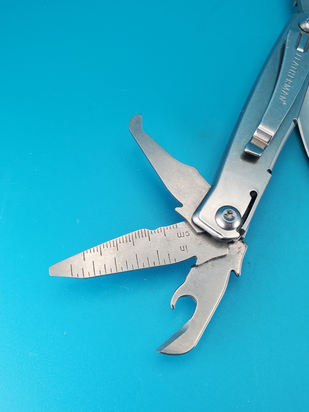 Leatherman Rev 3.8″ Multi-Tool, Stainless! *CHIPPED BLADE TIP*