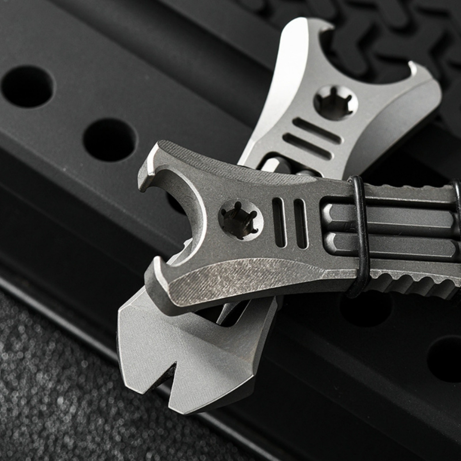Titanium Alloy EDC Mini Pry Bar Multi-Tool Bottle Opener with 2 Screwdriver Bits
