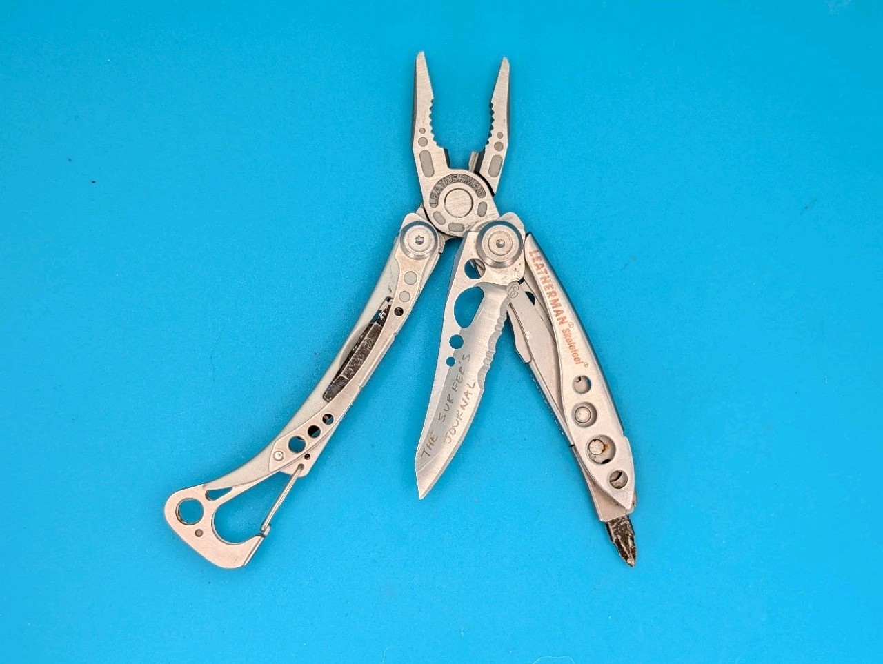 LEATHERMAN Skeletool Multi Tool – Combo Edge Blade Knife Pliers Carabiner!!!