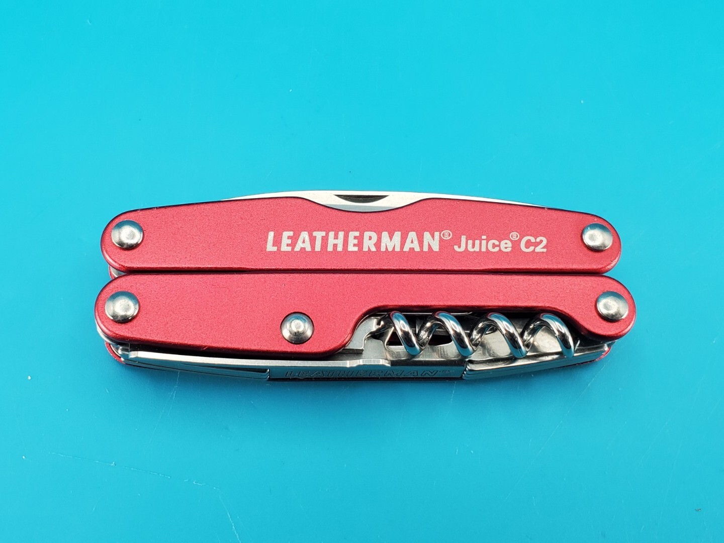 Leatherman Juice C2 Red Multi Tool! RETIRED! NICE! SIGNS & SHAPES