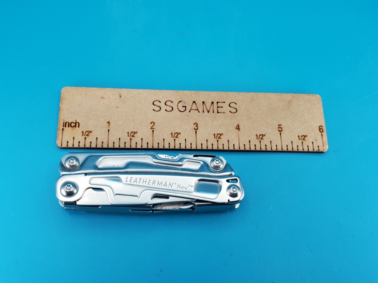Leatherman Rev 3.8″ Multi-Tool, Stainless! *MINOR RUST ON ITEM*