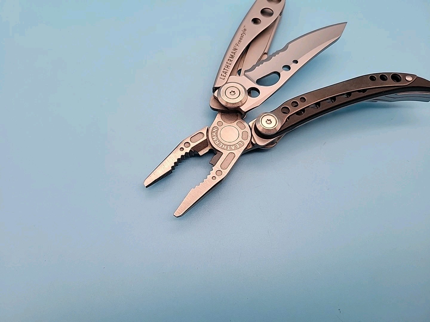 Leatherman FREESTYLE Multi-Tool – Dated 0610 – Pliers, Knife – DISCONTINUED