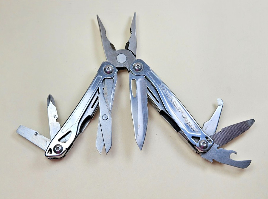 Leatherman Wingman Multi Tool Pliers, Knife, Scissors, Stainless Steel 14 tools