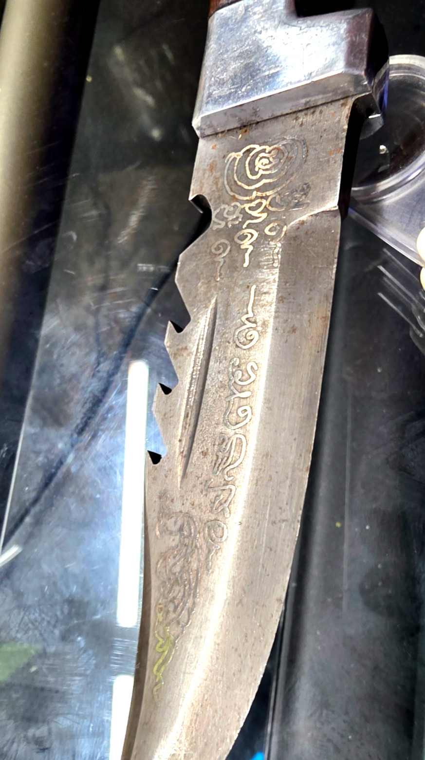 5.5″ Single Edge KNIFE w/ SAW back, Bottle Opener and Sheath, Thai Lang. ETCHED