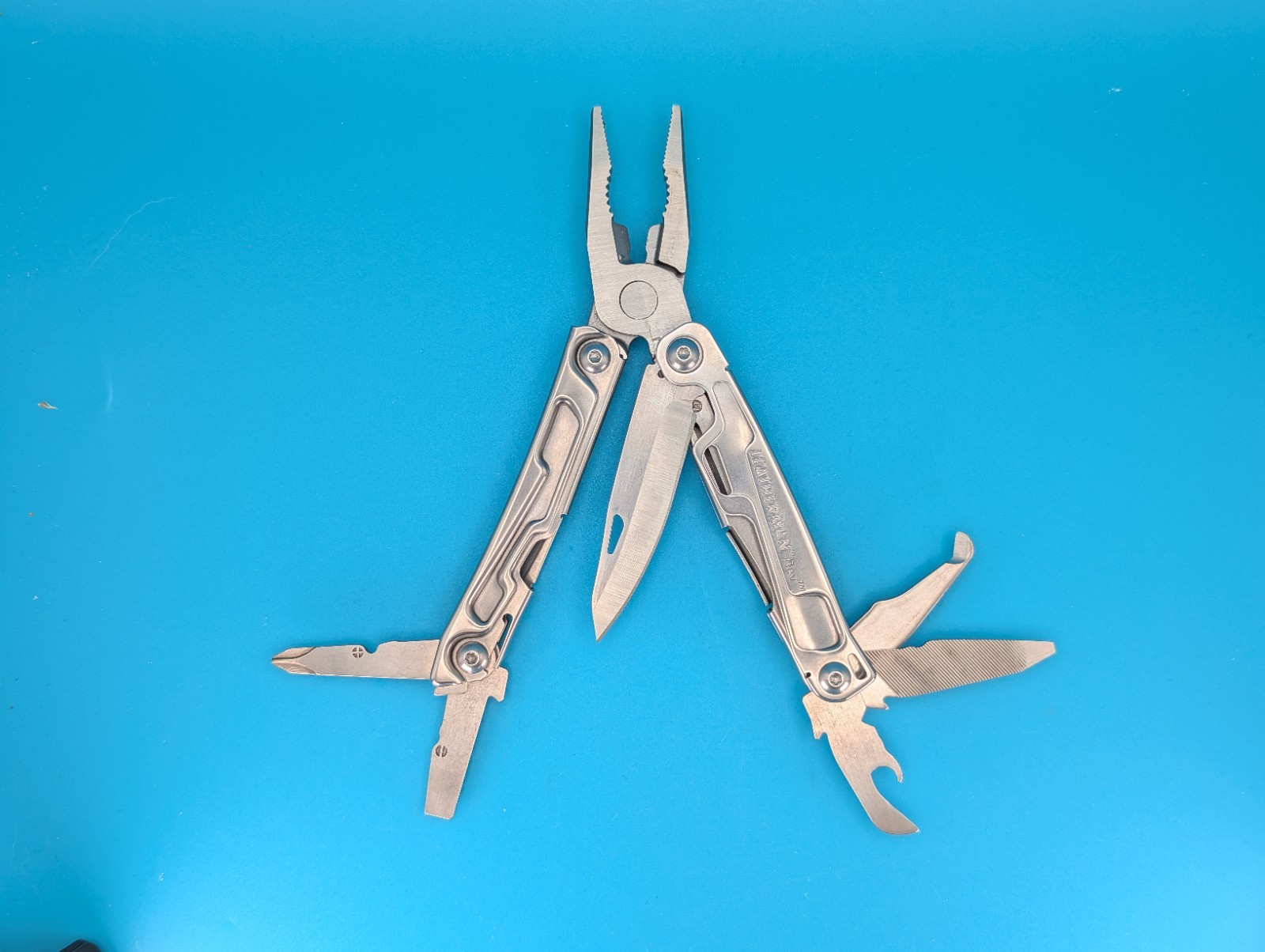 Leatherman Rev 3.8″ Multi-Tool, Stainless! *EXPLOREWITHCLS*
