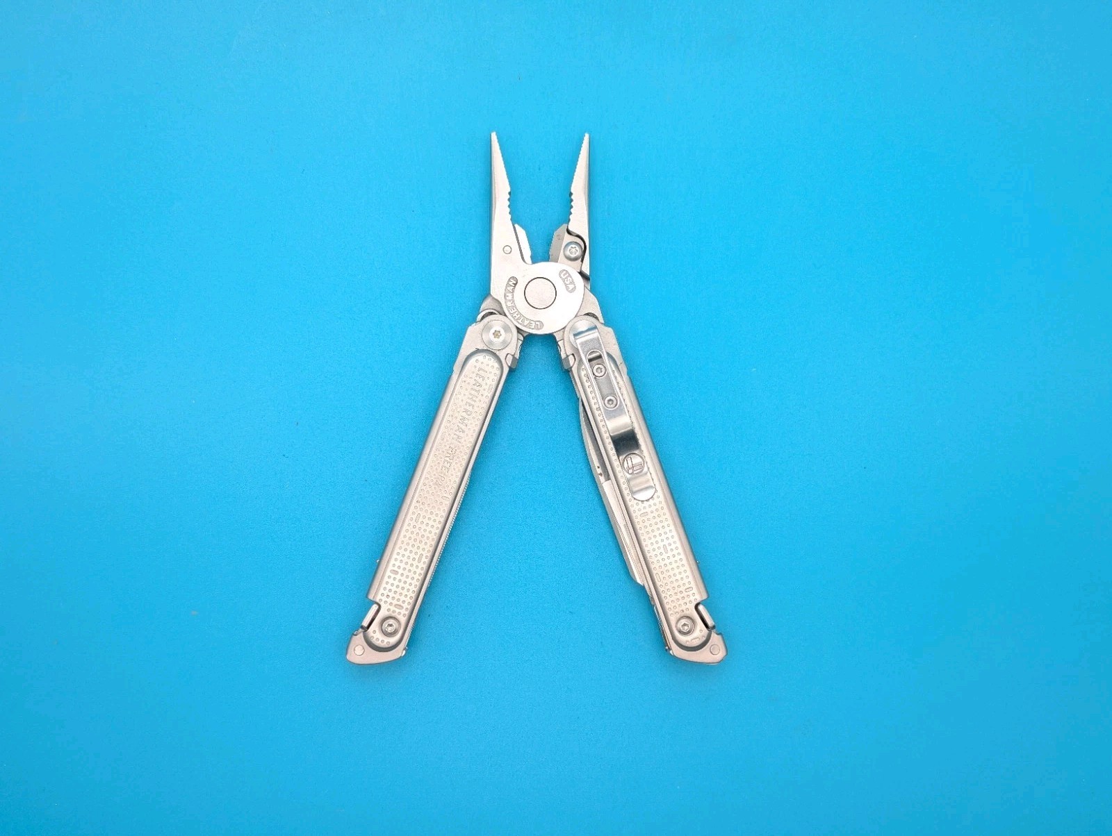 Leatherman FREE P2 Stainless Multi-Tool! WITH SHEATH!