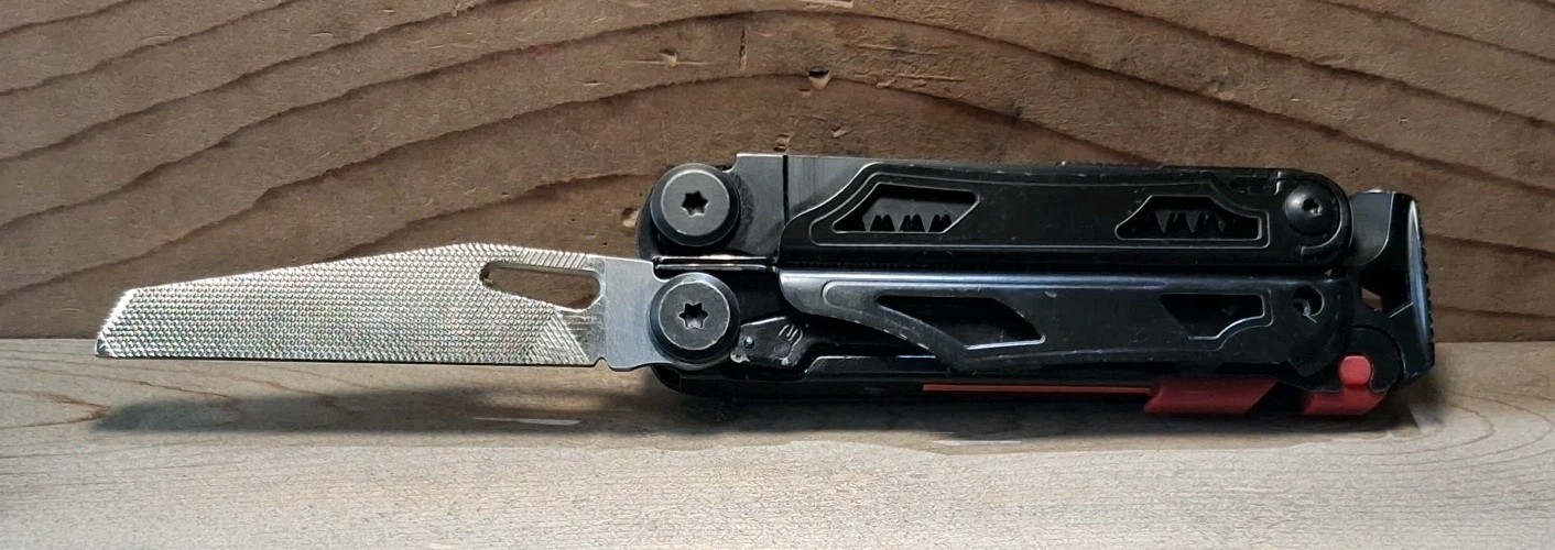 BLACK MOSSY OAK 19-in-1 STAINLESS STEEL MULTI-TOOL WITH SHEATH GREAT CONDITION