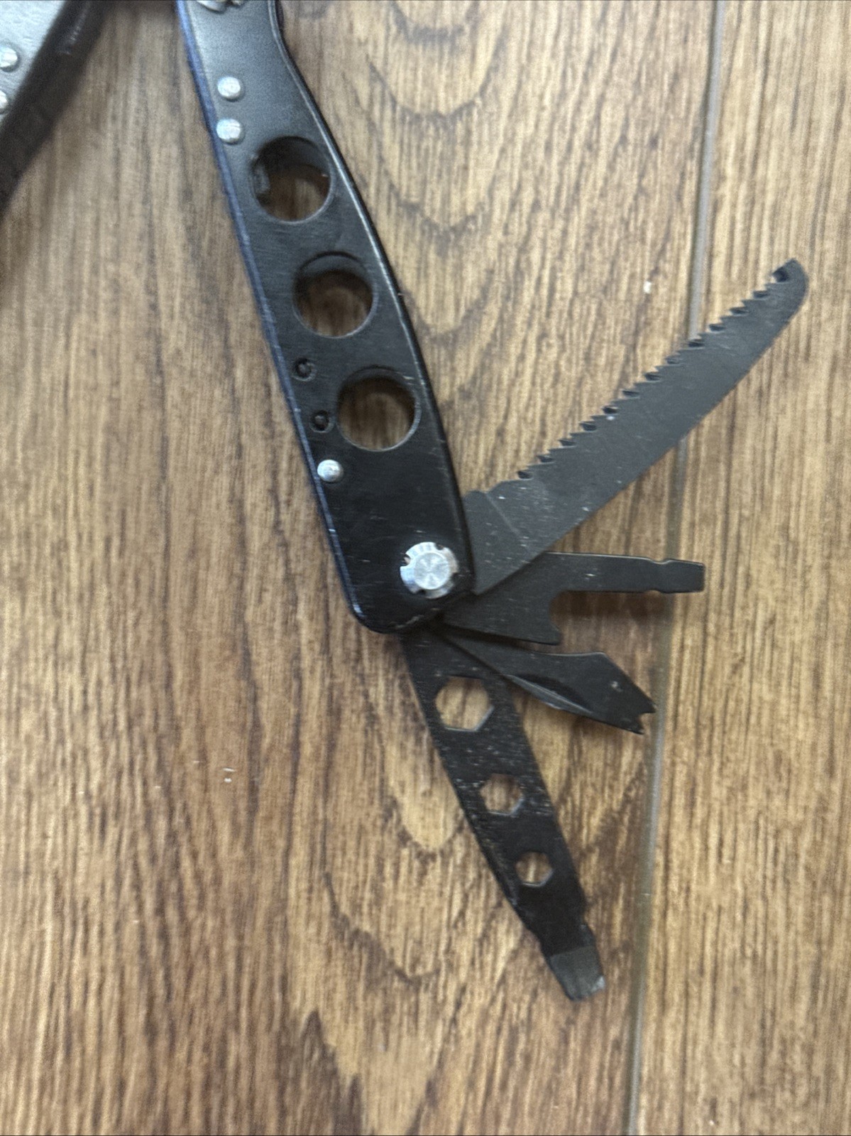 Used Smith & Wesson 16 Function Multi-Tool Black Knife