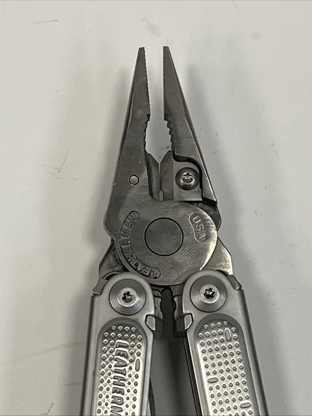 Leatherman Free P4 Multitool Multi-Tool Pliers Tool