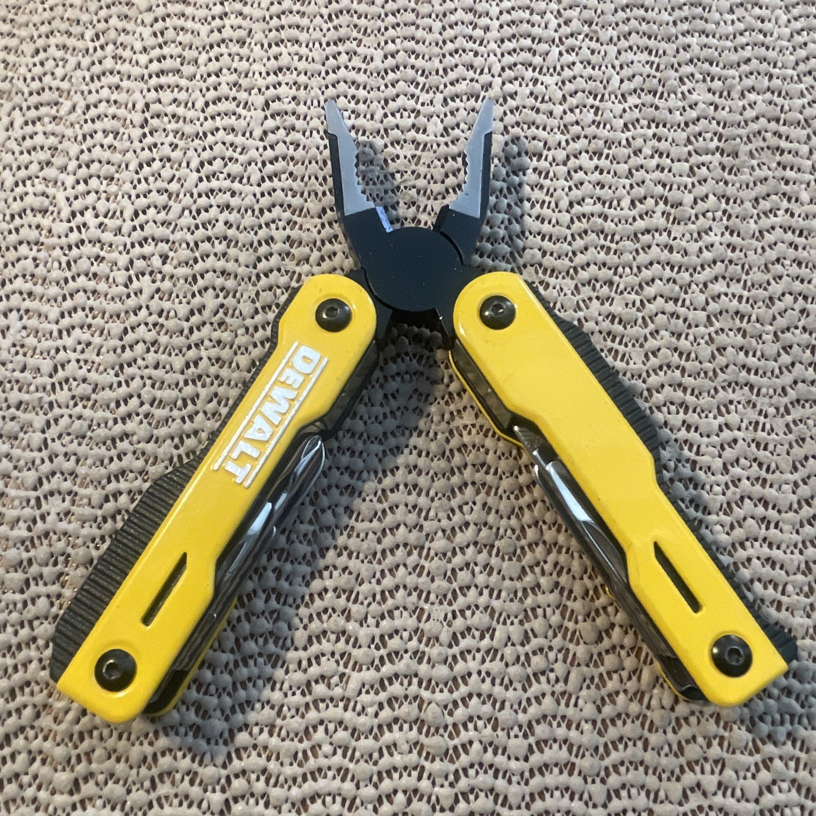 DeWalt 16-in-1 Multi-Tool W/Pliers/Knife/Screwdrivers/Openers/Liner Lock Blade