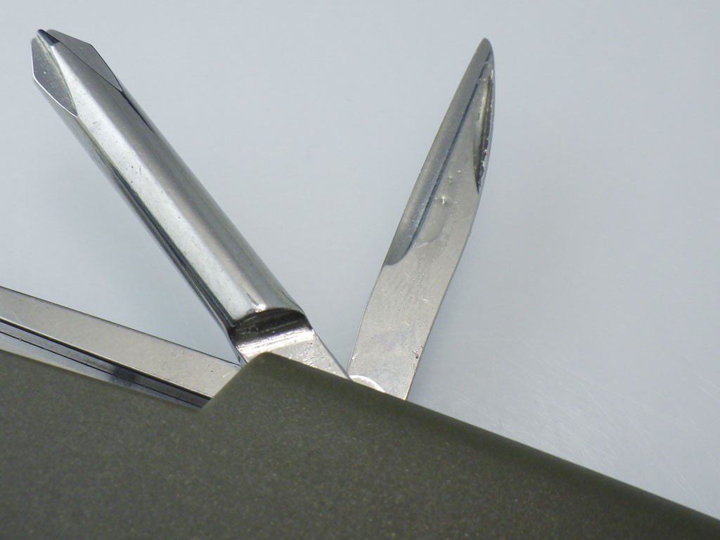New Victorinox One-Hand Trekker German Army 12 Function Olive Drab Pocket Knife