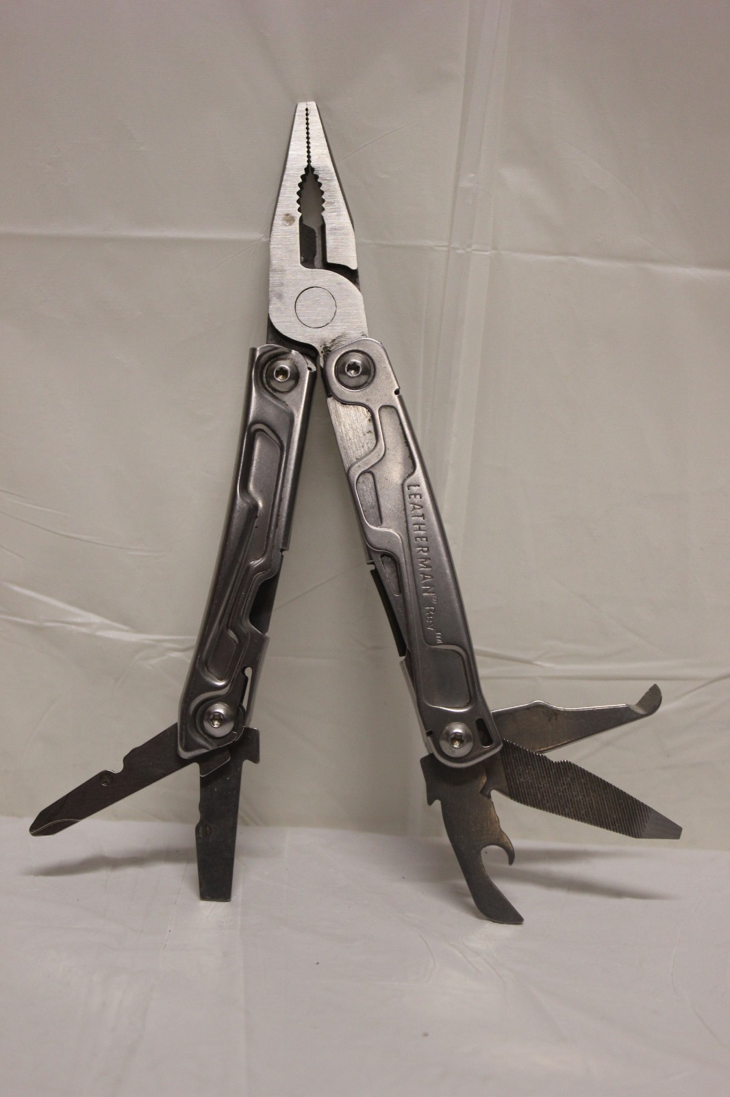 Leatherman Rev 3.8″ Multi-Tool, Stainless E2B1