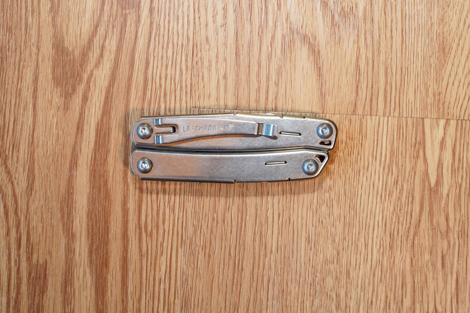 Leatherman Wingman Multitool with 14 tools Needle Nose pliers, wire cutter, etc.