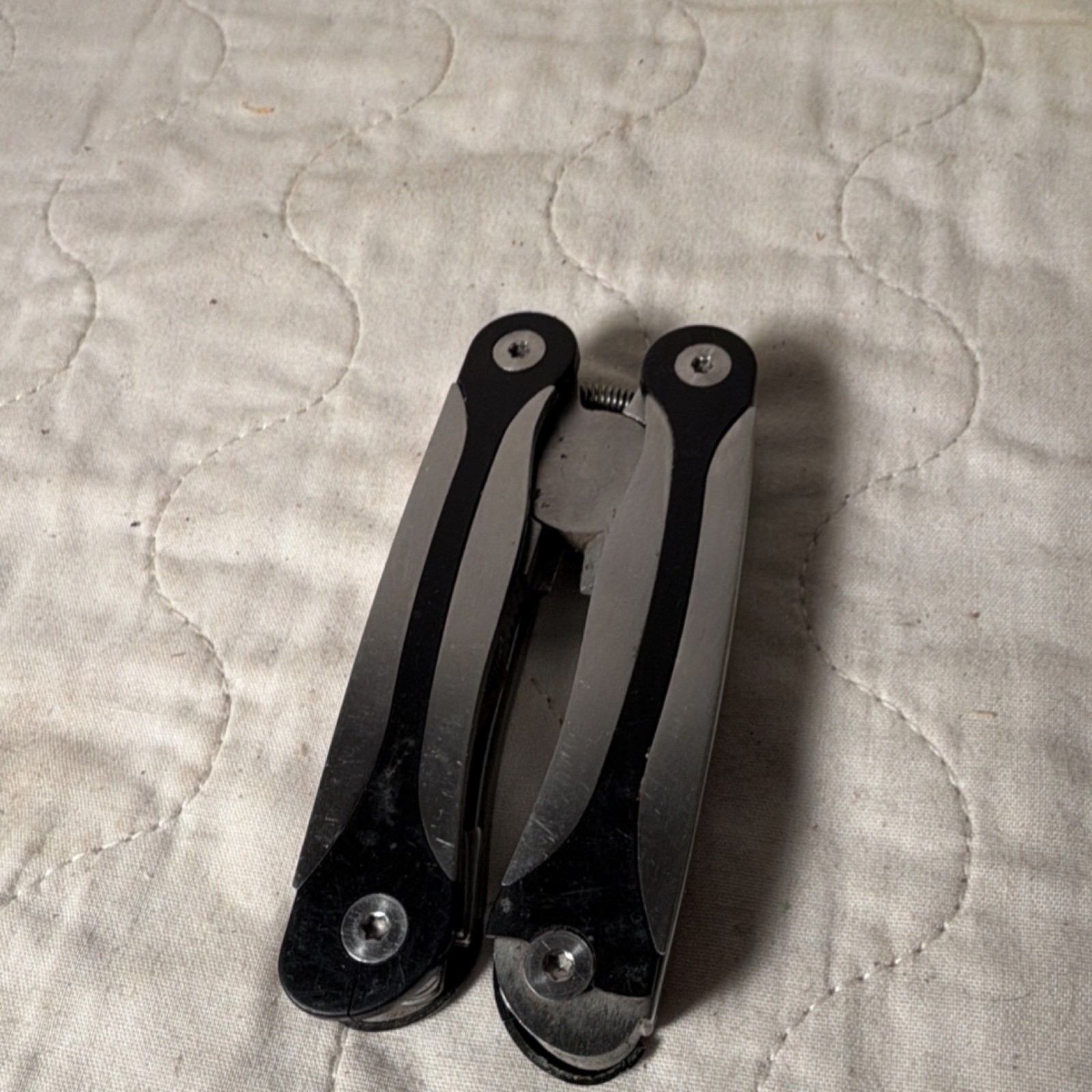 Silver Black Stainless Steel Multi-Tool, 8 Functions, 4″ Closed, Pliers, Knife