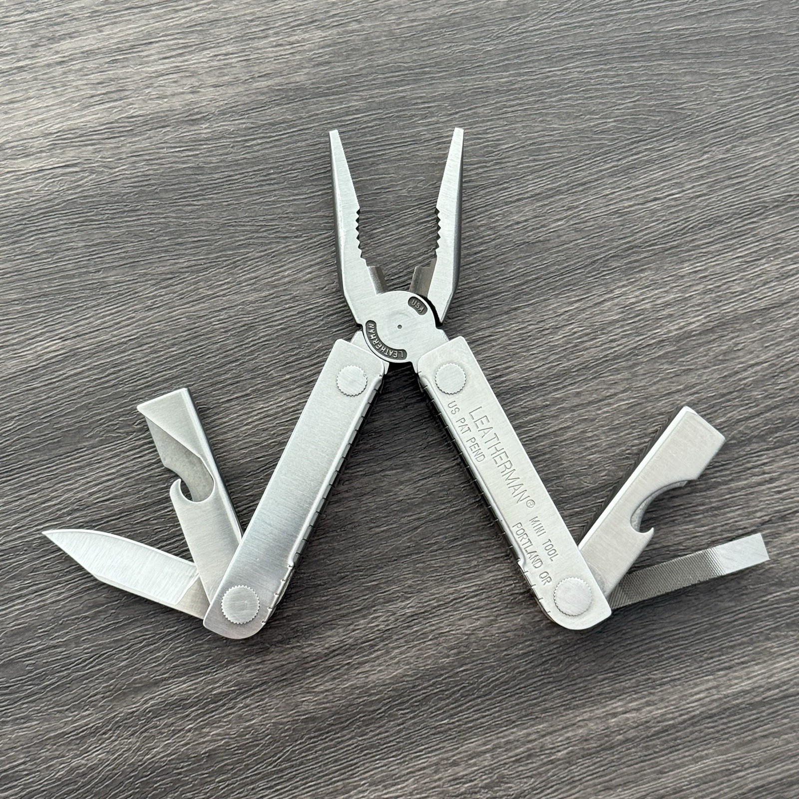 Leatherman MINI TOOL multitool. US PAT PEND w/Pliers Precision Alignment Hole!