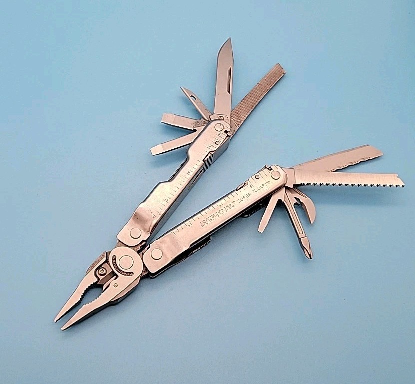 Leatherman Super Tool 300 Multi Tool – Pliers, Screwdrivers, Saw, Knife, File