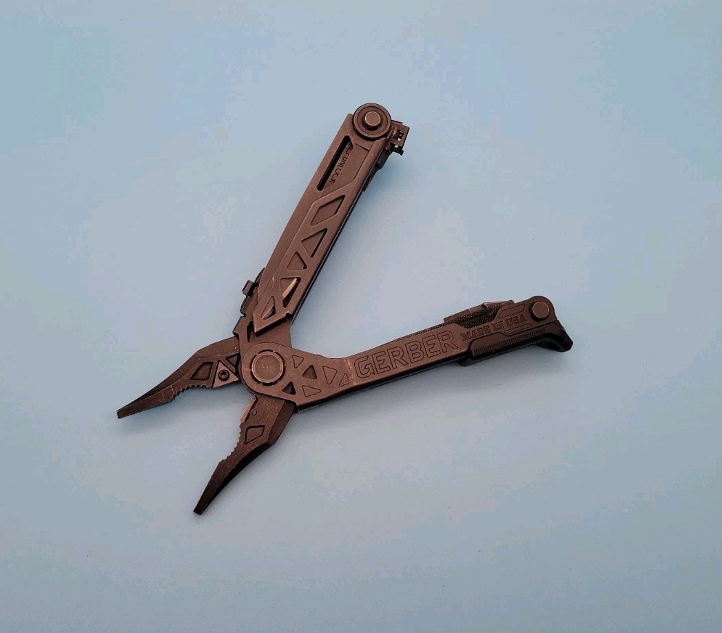Gerber Center Drive Multi-Tool – Pliers, Knife, Screwdrivers – Black – USA