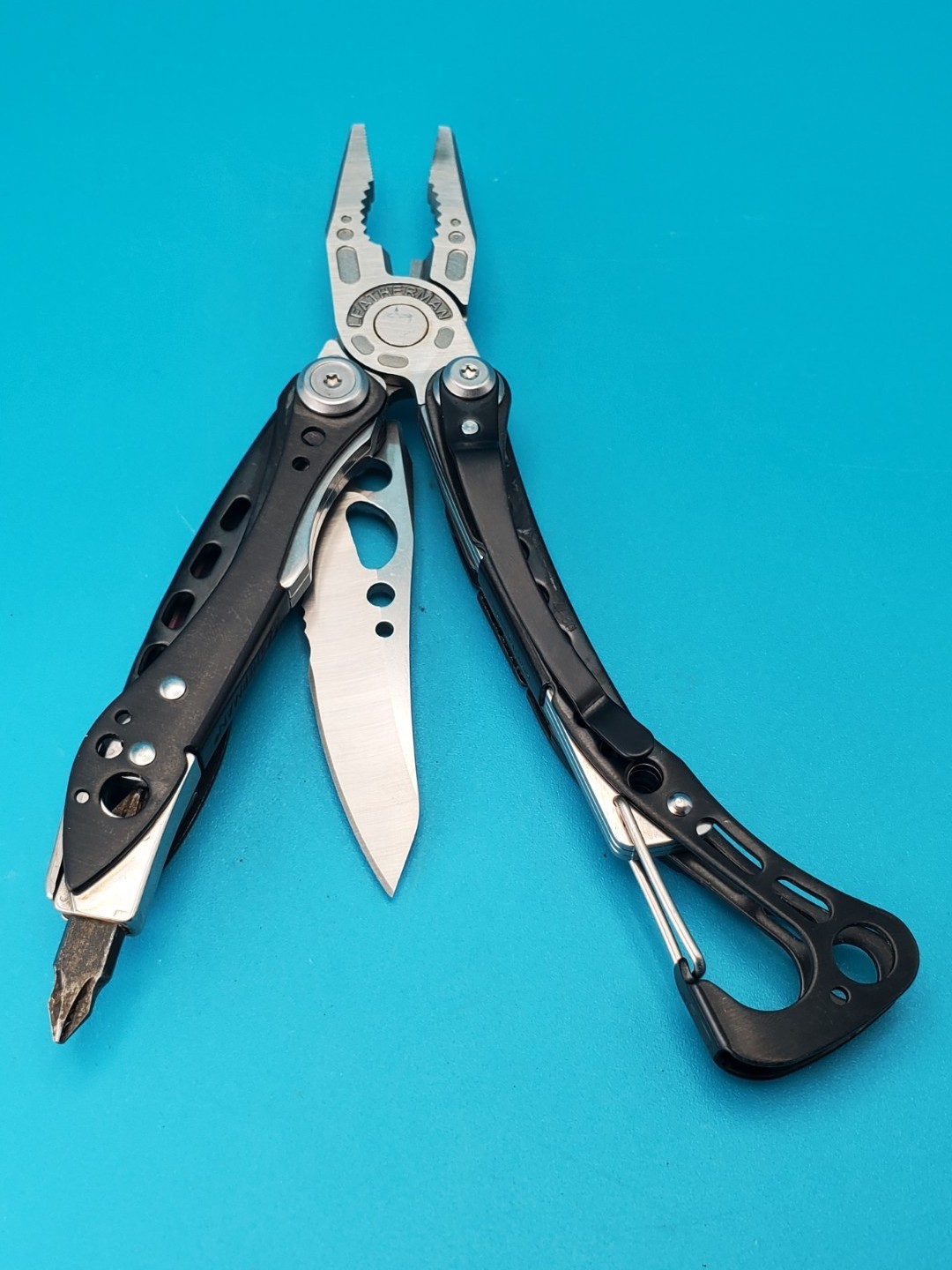 LEATHERMAN Skeletool Multi Tool – Combo Edge Blade Knife Pliers Carabiner!!!