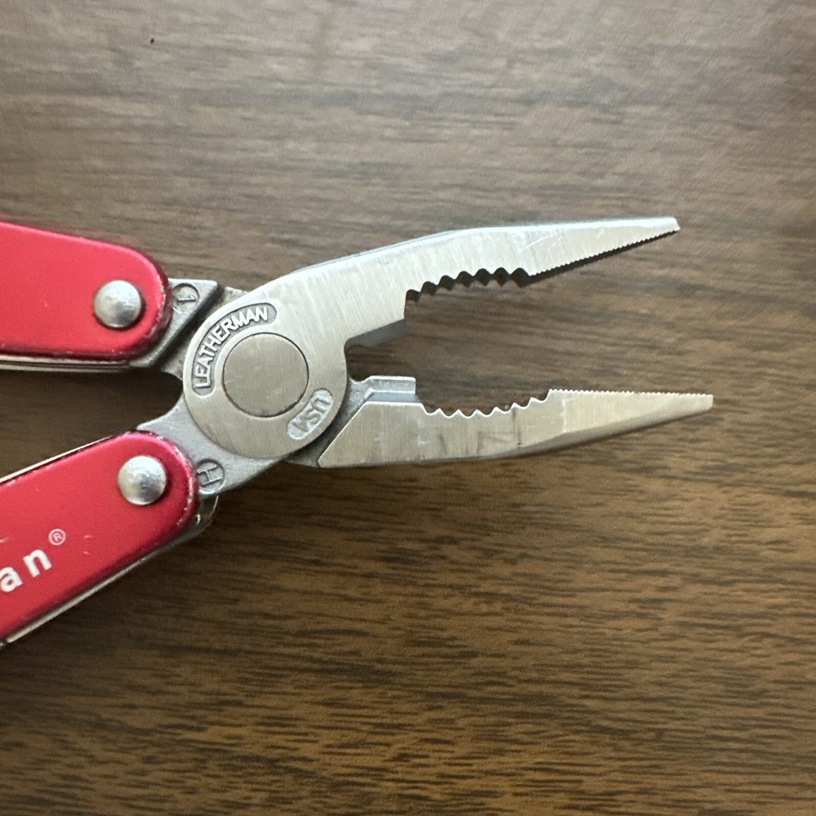 Retired Red Gen 1 Pat pending Leatherman Juice C2 Multitool w/nylon pouch.