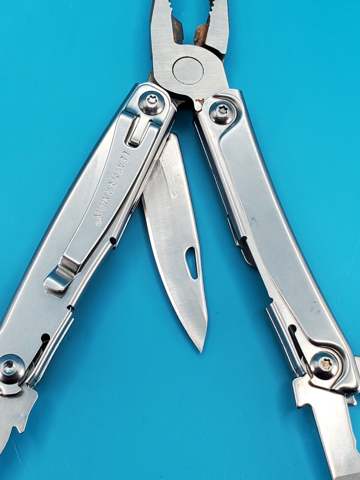 Leatherman Rev 3.8″ Multi-Tool, Stainless! *SOME RUST ON ITEM*