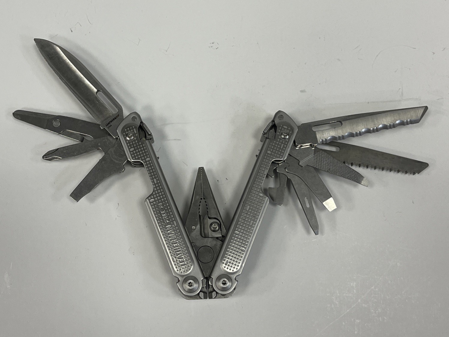 Leatherman Free P4 Multitool Multi-Tool Pliers Tool