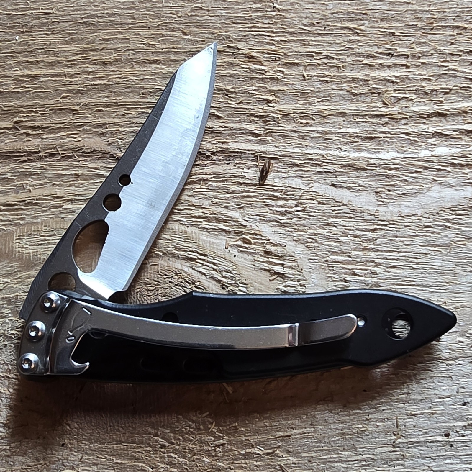 LEATHERMAN SKELETOOL KB KNIFE PLAIN EDGE BLADE W/ BOTTLE OPENER